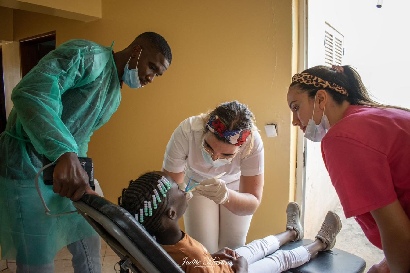 Voluntários a prestar apoio de saúde a uma criança