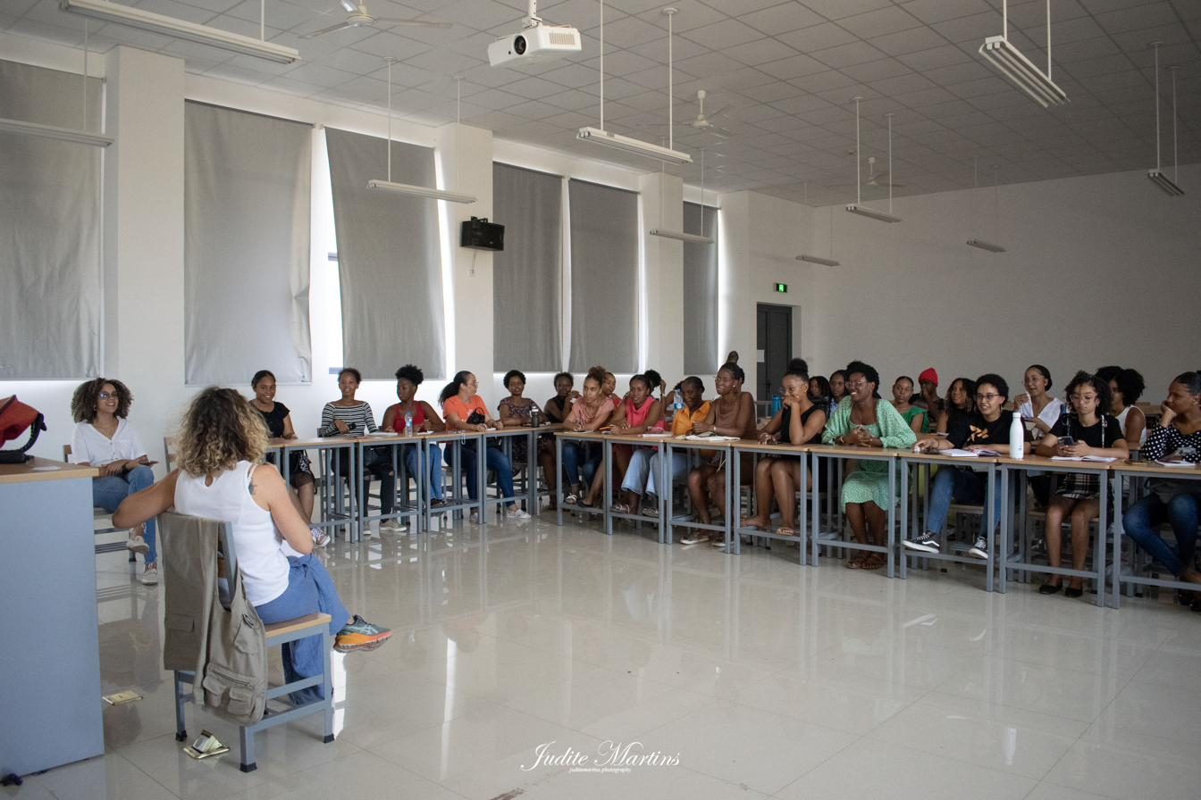 Voluntária da World Needs a conduzir uma sessão de formação com um grupo alargado de mulheres, em Cabo Verde
