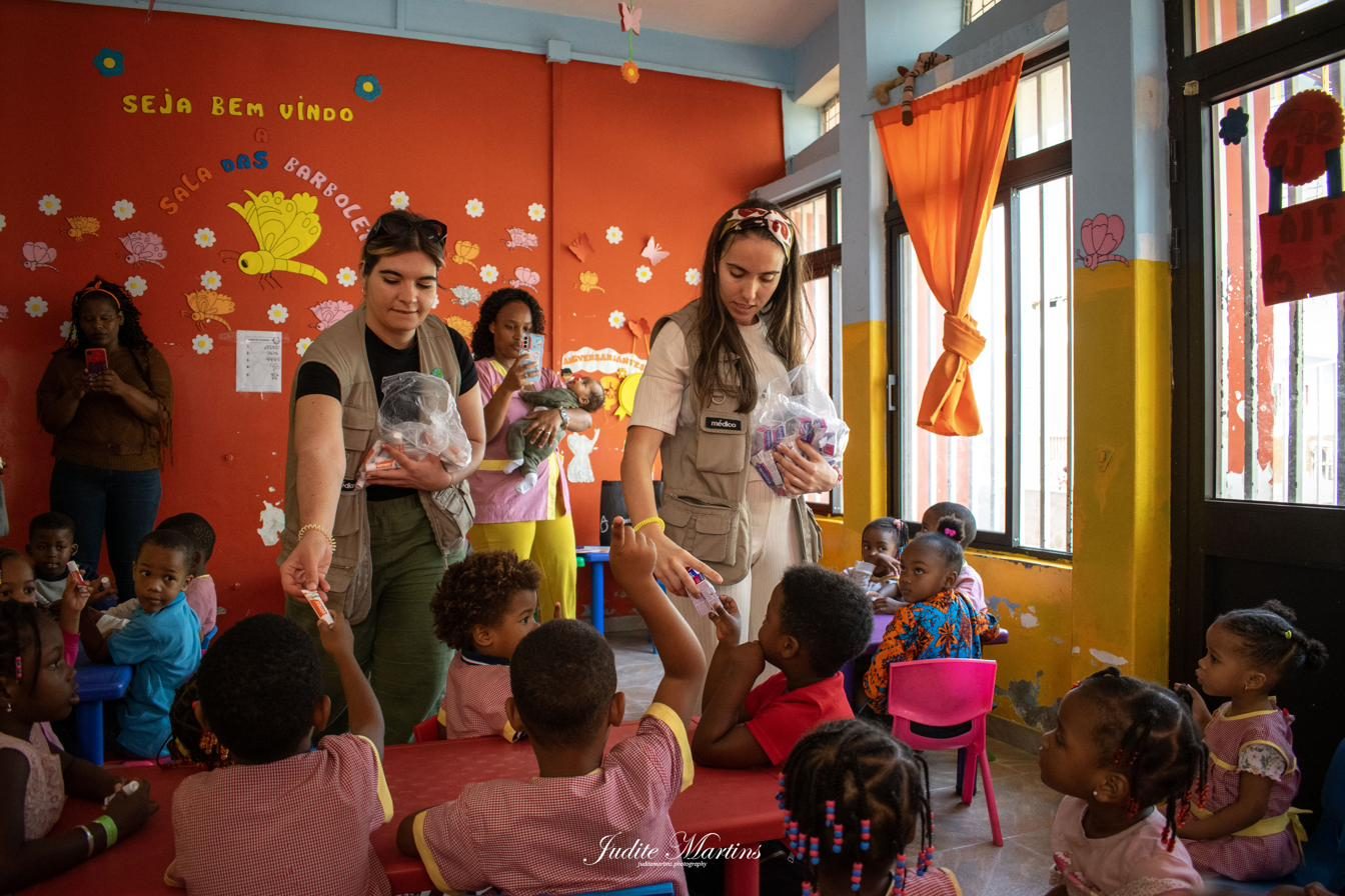 Voluntárias a distribuir kits a crianças numa sala de jardim de infância em Cabo Verde