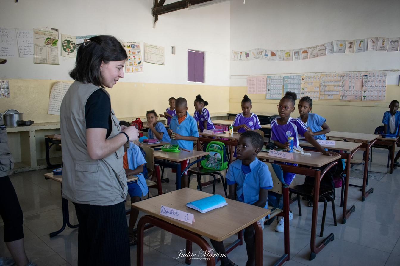 Voluntária a falar com alunos numa sala de aula em Cabo Verde
