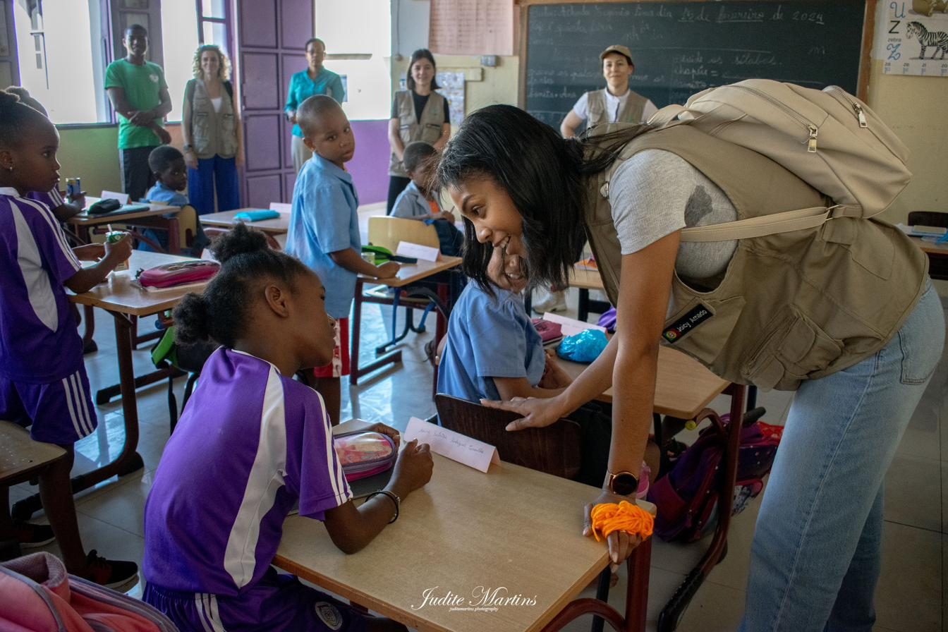 Voluntária a interagir com uma criança numa sala de aula em Cabo Verde