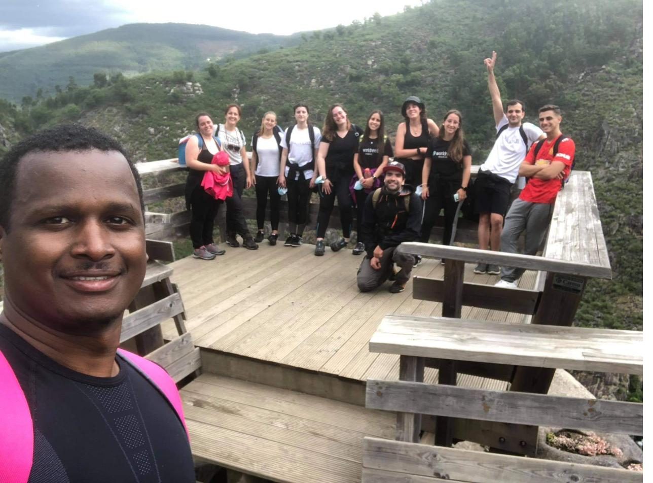 Grupo de voluntários da World Needs num miradouro, durante uma caminhada de equipa