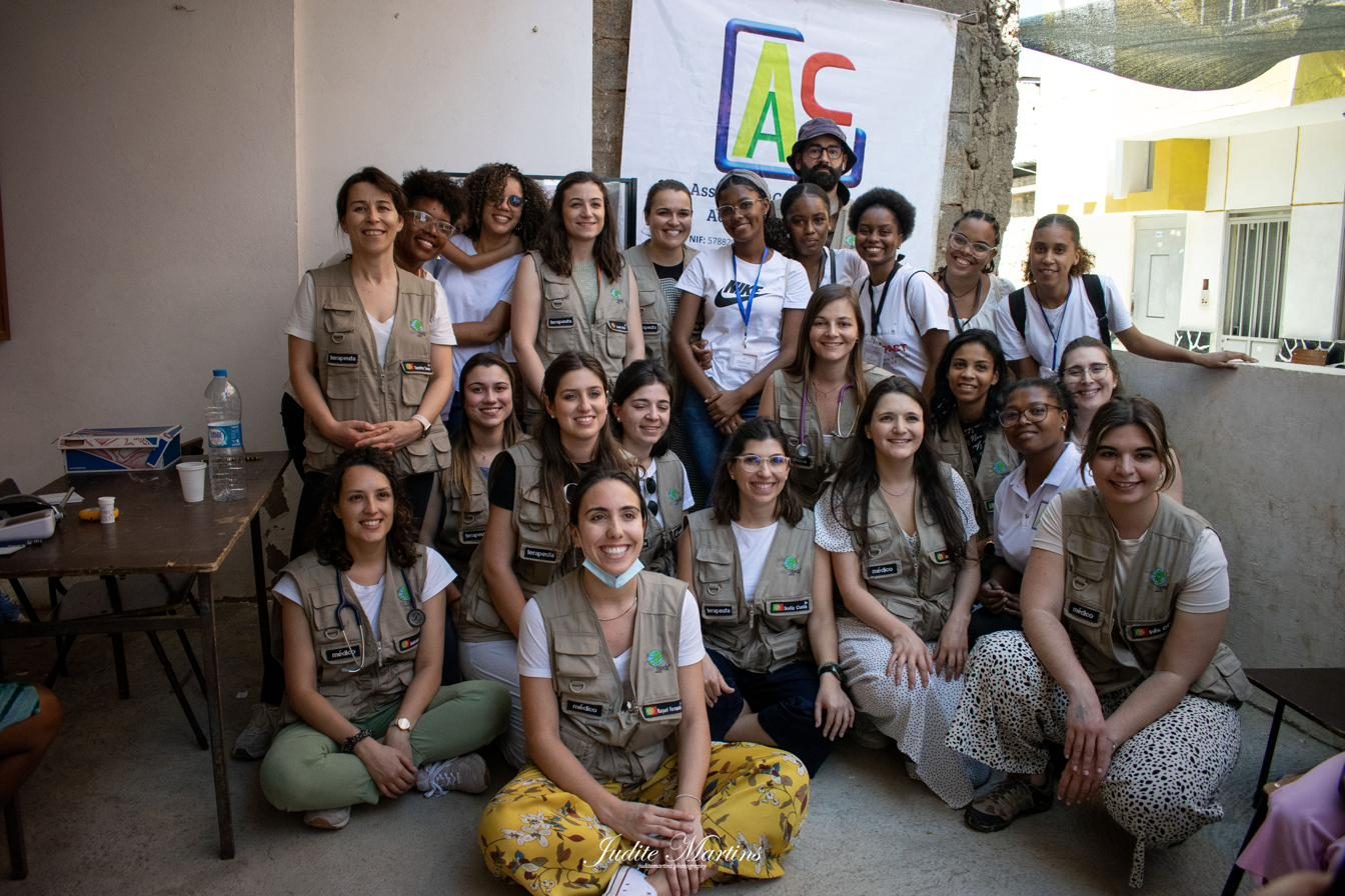 Equipa de voluntários e profissionais da World Needs reunida durante uma missão de voluntariado